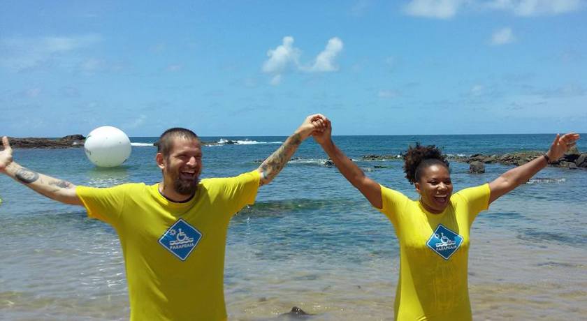 Saulo e Margareth Menezes participam de projeto que promove banho de mar para deficientes