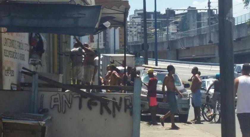 Dois jovens são mortos com cerca de 30 tiros na Avenida Bonocô