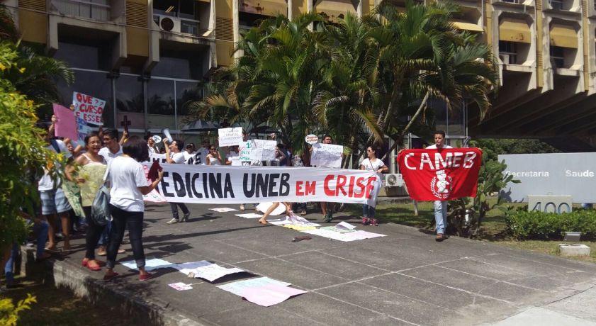 UNEB: Estudantes de medicina fazem protesto na sede da Sesab nesta manhã