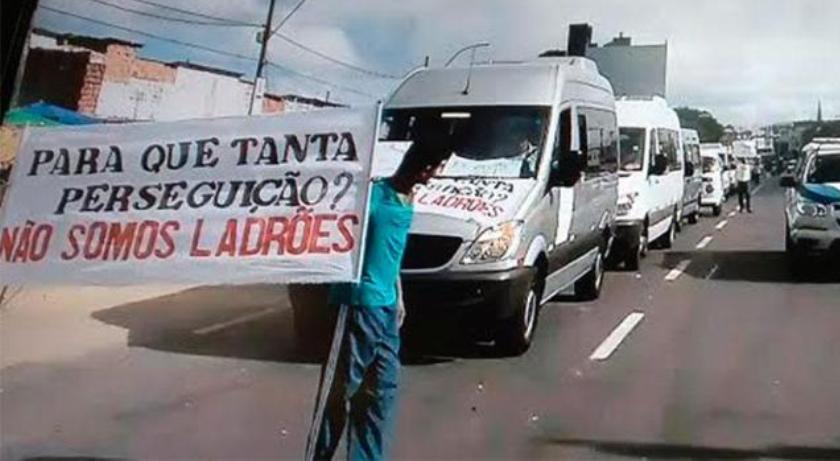 CARREATA: Motoristas do transporte complementar fazem protesto no bairro de Roma