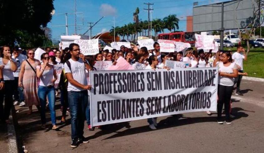 UNEB: Estudantes da área de saúde da Universidade voltam a protestar na Paralela