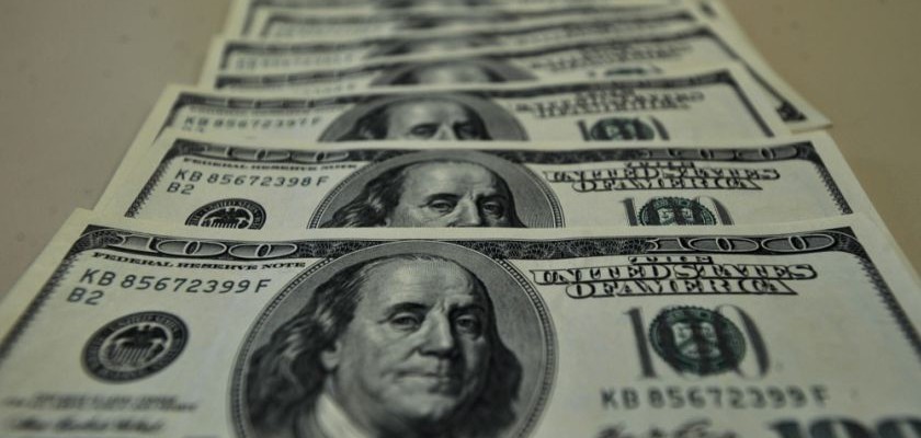 Dólar cai para R$ 3,94, menor valor em 20 dias, e Bovespa fecha em alta