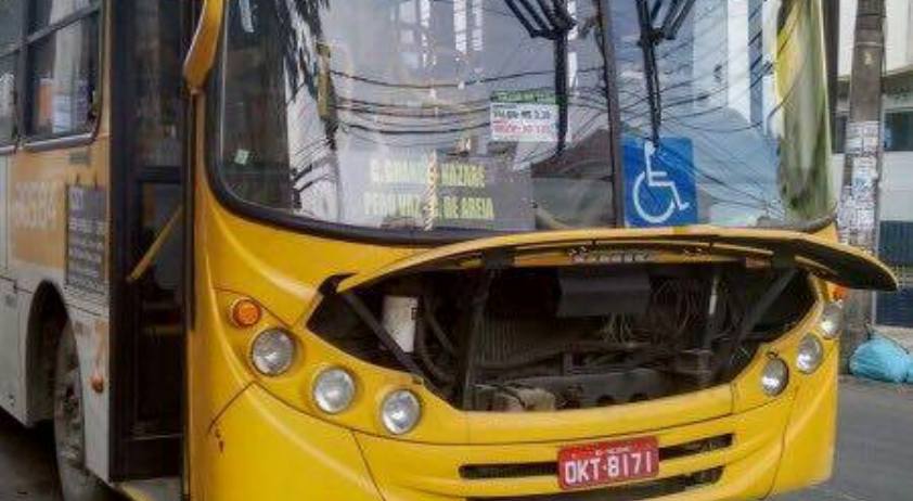 Incêndio deixa ônibus parcialmente destruído e trânsito complicado em Avenida de Salvador