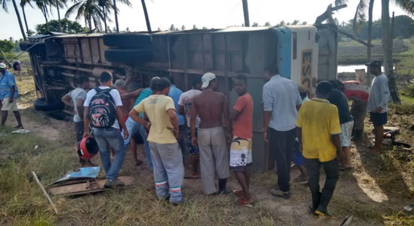 Grave acidente entre ônibus escolar e carreta, deixa dois estudantes presos às ferragens em Alcobaça