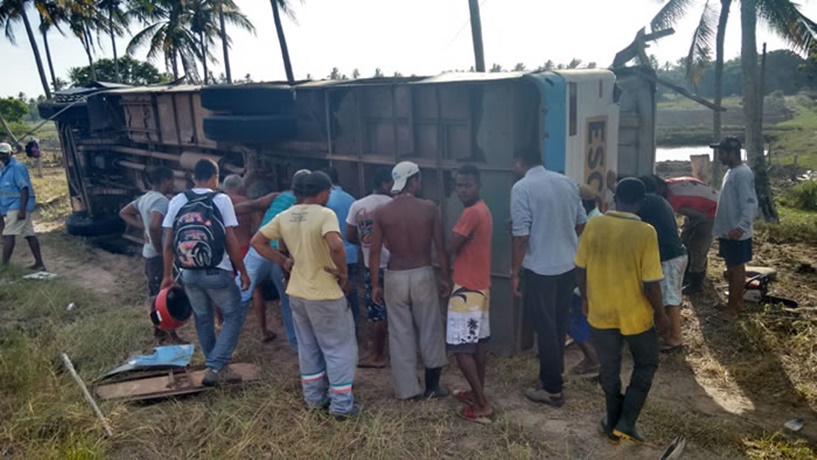 Acidente envolvendo ônibus escolar e carreta deixa quatro crianças gravemente feridas