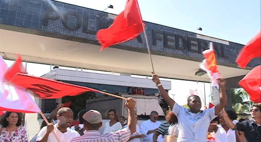 LAVA JATO: Petistas protestam em frente ao prédio da Polícia Federal, em Salvador; Veja vídeo