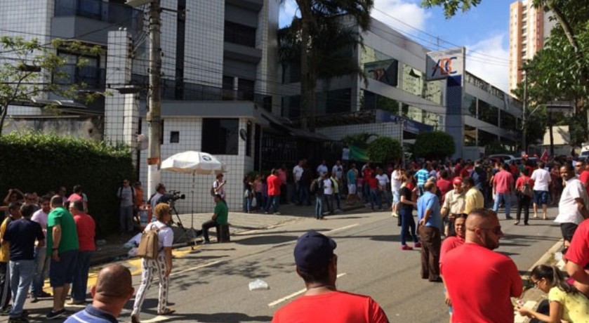 VIGÍLIA: Sindicatos fazem ato pró-PT em frente à casa de Lula, onde o ex-presidente se reúne com Dilma