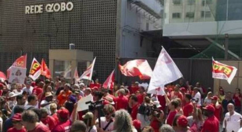 LAVA JATO: Manifestantes &#8216;pró Lula&#8217; fazem protesto em frente à emissora de TV