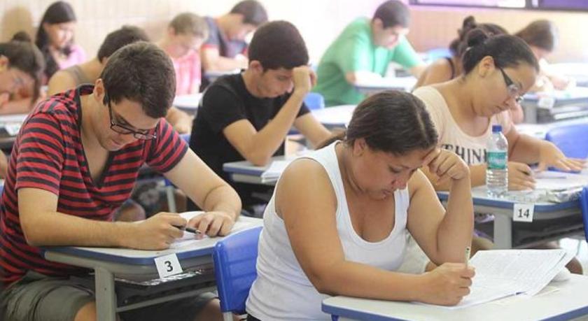 UNEB: Estudantes fizeram primeiro dia de prova neste domingo