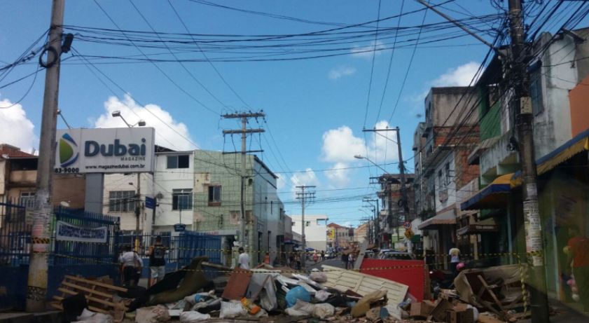 PROTESTO: Moradores do Uruguai interditam o trânsito com lixo na rua direta do bairro