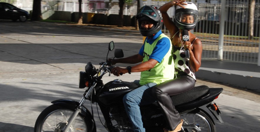 De capacete e na garupa, Rita Batista inova e chega no Bom Dia Bahia de moto; Veja vídeo e entenda o porquê