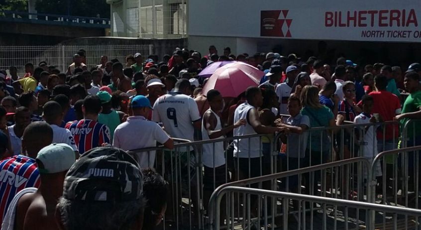 BA-VI: Tricolores e rubro-negros encaram filas para compra de ingresso do clássico