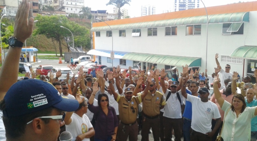 GREVE? : Agentes da Transalvador se reúnem para discutir possível paralisação