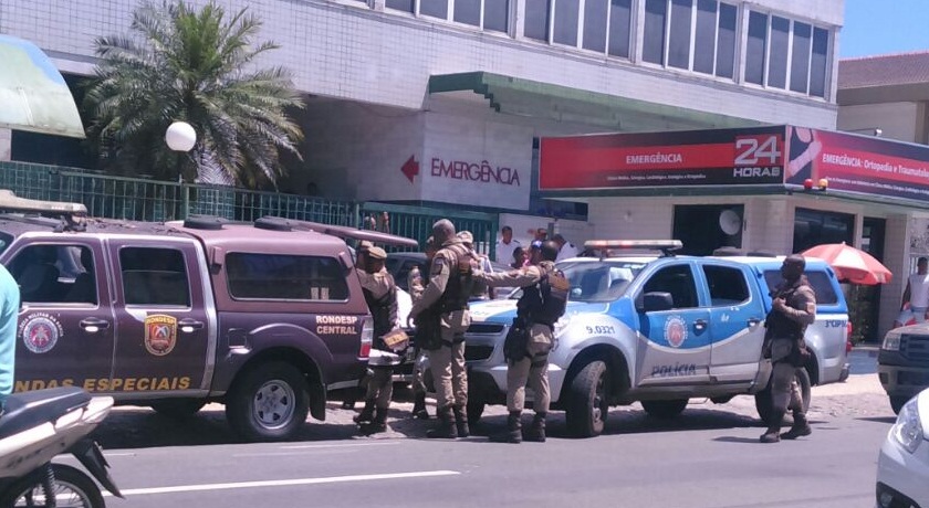 URGENTE: Rondesp faz mega operação em Cajazeiras 8 e apreende armamento de assalto a banco; Policial é baleado durante ação