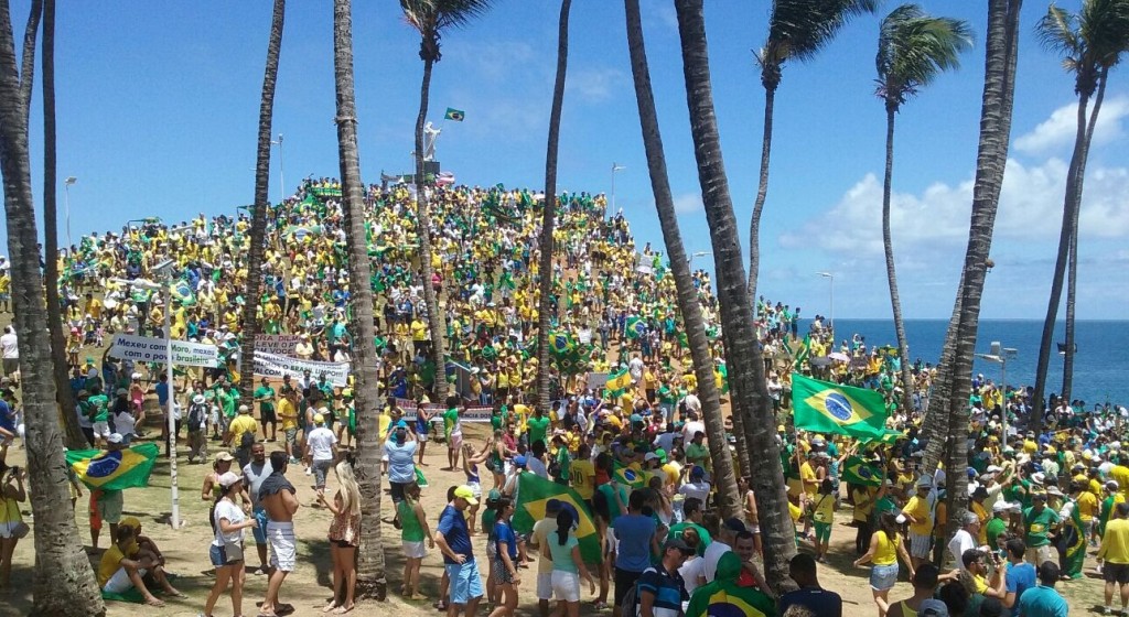 MANIFESTAÇÃO: Baianos ocupam o Cristo e seguem protestando contra o governo do PT; Veja