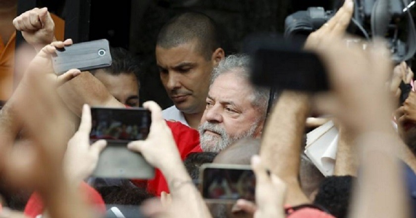 APOIO A LULA: Grupo favorável ao PT protesta na frente da casa do ex-presidente