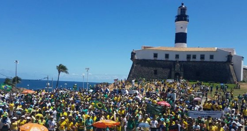 PROTESTO EM SALVADOR: Na Barra, manifestantes rezam &#8216;Pai Nosso&#8217; antes de encerrar ato contra o PT