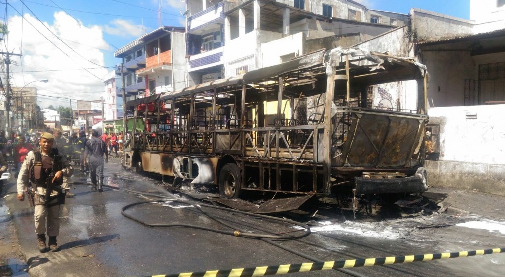 ALTA TEMPERATURA: Em represália a ação da PM que matou um e feriu sete, moradores queimam ônibus no IAPI