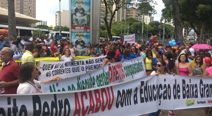 MANIFESTAÇÃO: Professores da rede pública fazem caminhada no Centro de Salvador; Trânsito está lento no local