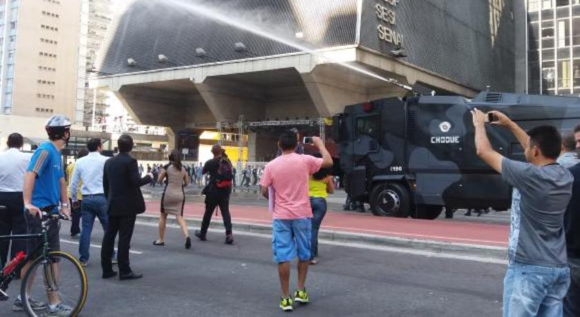 Com jatos d&#8217;água, PM desocupa Avenida Paulista e trânsito volta ao normal