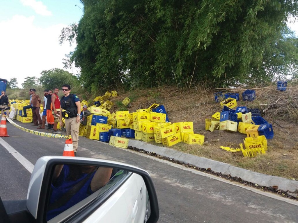 &#8216;FIM DE SEMANA GARANTIDO&#8217;: Caminhão de cerveja tomba na BR-324 e população saqueia carga