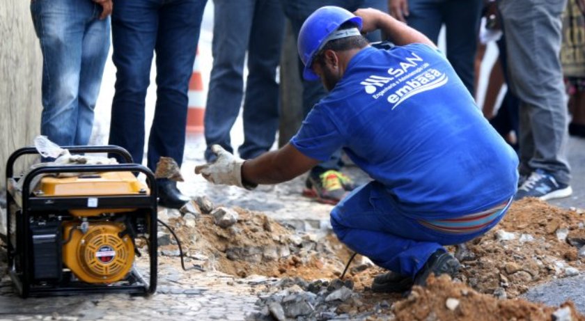 &#8216;GATO DE ÁGUA&#8217;: Embasa desfaz ligação clandestina em edifício, no bairro de Pituaçu