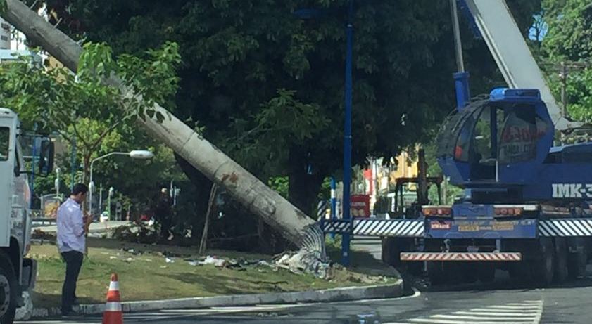 ACIDENTE: Ônibus já foi retirado do local e agora, o poste está sendo removido na Av. Vasco da Gama; Motorista teve uma perna amputada