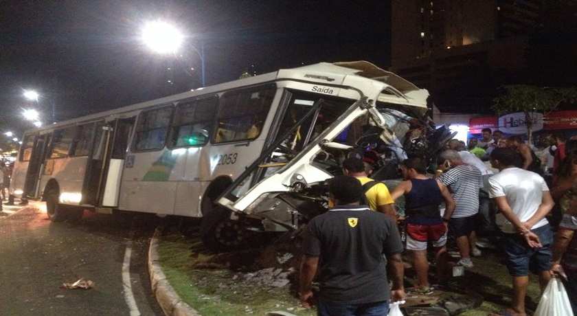 &#8216;ESGOTO AO MAR&#8217;: Acidente na Vasco atinge linha de transmissão de estação da Embasa