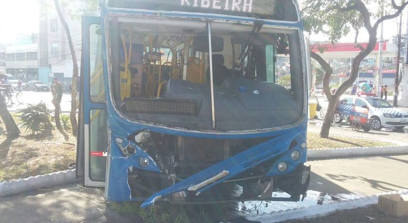 BRUXA À SOLTA: Três dias após capotamento de ônibus na Av.Vasco da Gama, novo acidente envolvendo transporte coletivo