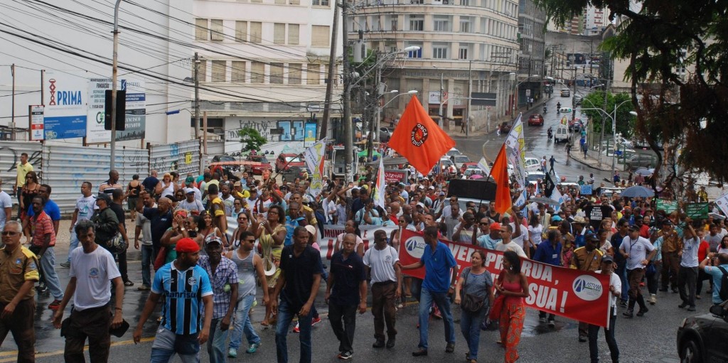 PRAÇA DA PIEDADE: Em greve, servidores municipais fazem manifestação