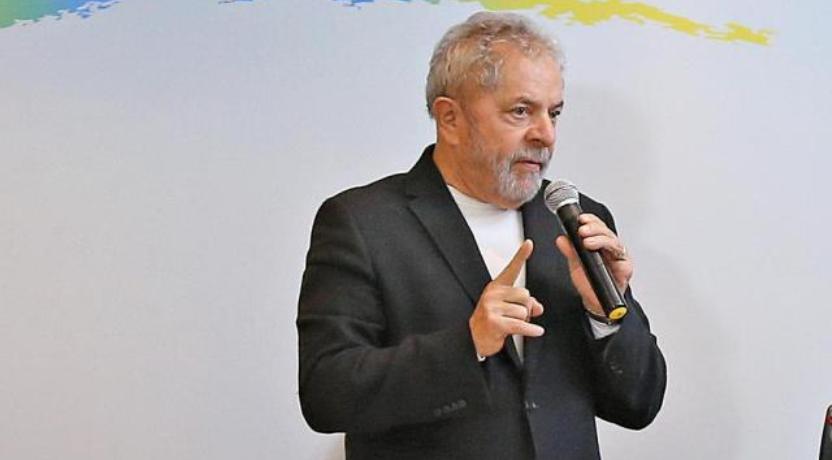 Lula diz à imprensa estrangeira que impeachment é risco à democracia do Brasil