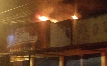 INCÊNDIO: Floricultura em Feira de Santana pega fogo e ameaça centro de compras