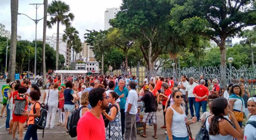 Manifestação pró-Dilma reúne mais de 10 mil pessoas no Campo Grande, segundo PM