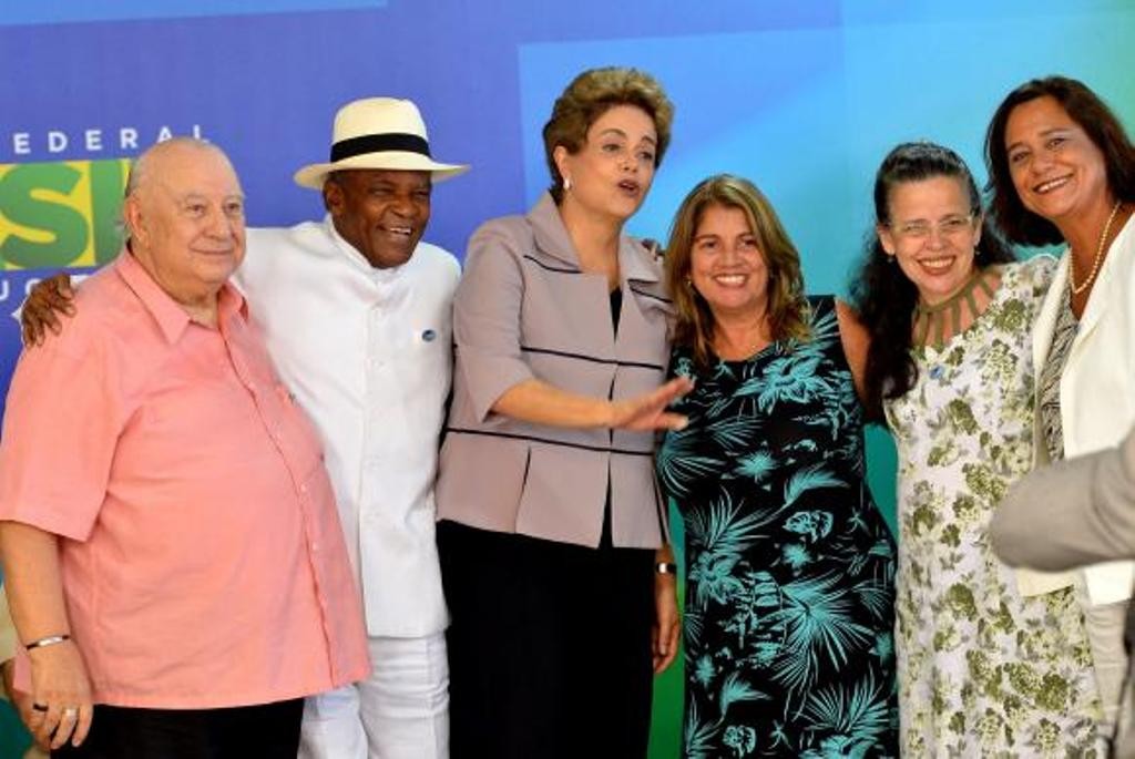 APOIO PÚBLICO: Dilma recebe mensagens de artistas e intelectuais em Brasília