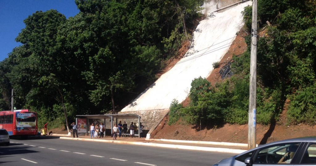 DENÚNCIA: Após deslizamento de encosta, ponto de ônibus é reativado na Avenida Juracy Magalhães