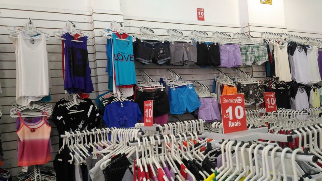 DEZ CONTO: Sucesso em bairros populares, &#8216;roupas de R$ 10&#8217; dominam mercado e conquistam setor durante crise