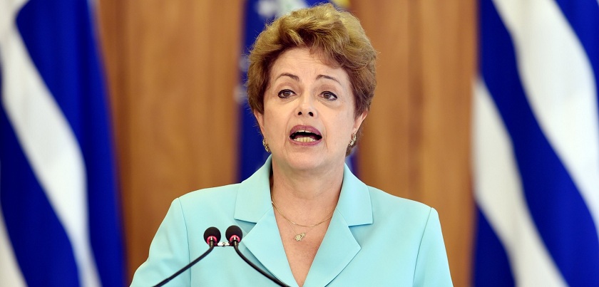 Com manifesto a favorável, Dilma chega em Salvador para cerimônia da Marinha; Veja vídeo