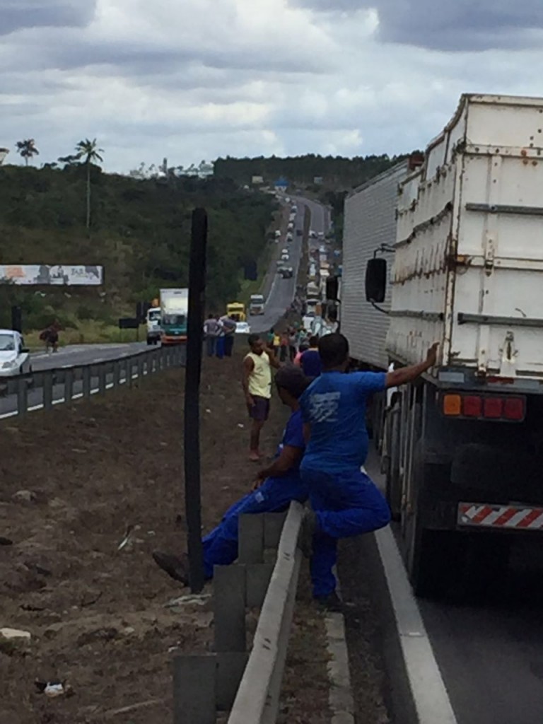 ACIDENTE: Caminhão tomba na BR 324 e causa engarrafamento na manhã desta quarta