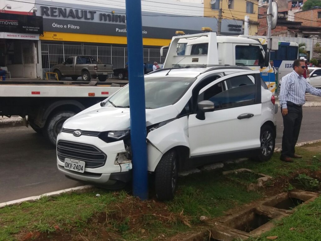 PARECIA FILME: Bandidos tomam carro de assalto na Vasco da Gama e causam acidente durante perseguição policial