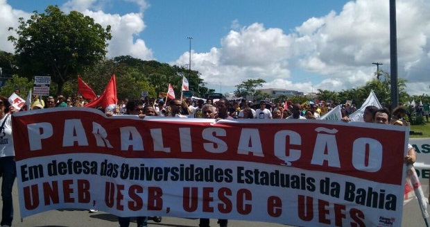 PROTESTO: Servidores estaduais e estudantes universitários protestam na Avenida Paralela nesta quinta