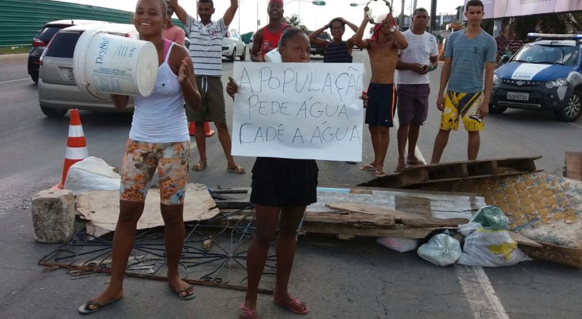 FALTA DE ÁGUA: Moradores do Bairro da Paz fazem protesto e deixam trânsito na Av.Paralela congestionado