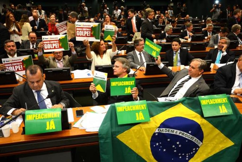 IMPEACHMENT DILMA: Deputados usam cartazes para manifestar intenção de voto