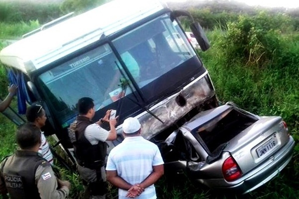 Colisão entre ônibus e carro de passeio mata cinco pessoas da mesma família na BA 553