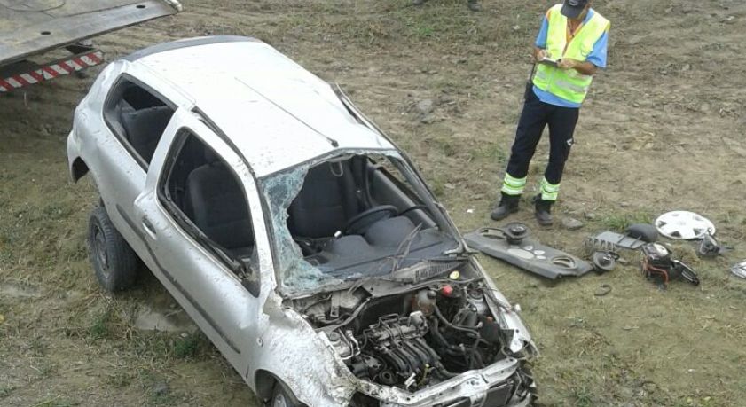 Após deixarem o serviço, policiais militares capotam carro na BR-324