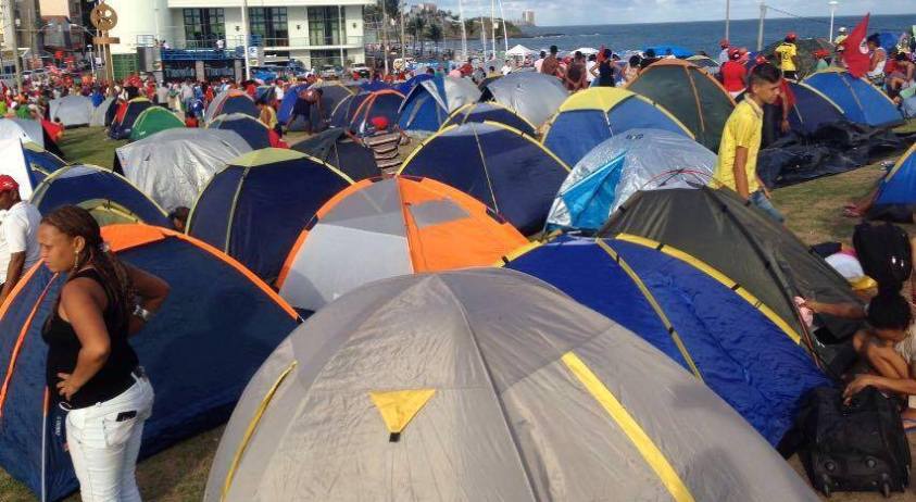 Em ato de solidariedade a Dilma, cerca de três mil integrantes do MST montam acampamento no Farol da Barra