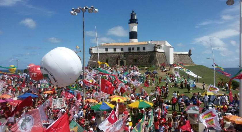 VIGÍLIA: Desde às 7h, manifestantes contrários ao impeachment acompanham votação reunidos no Farol da Barra