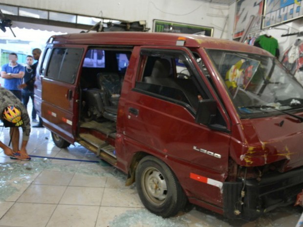 SE BEBER, NÃO DIRIJA: Motorista alcoolizado invade loja em Vitória da Conquista