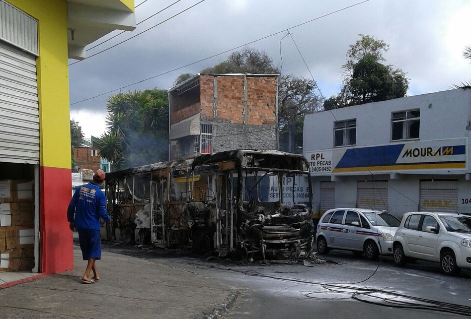 Dois ônibus foram incendiados na manhã de hoje na Mata Escura