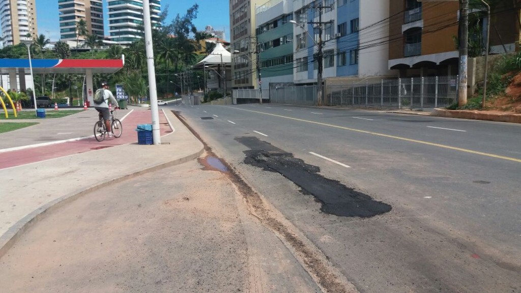 É DE AÇÚCAR?: Moradores de Ondina reclamam da qualidade de asfalto usado em obra da Bahiagás; Veja vídeo