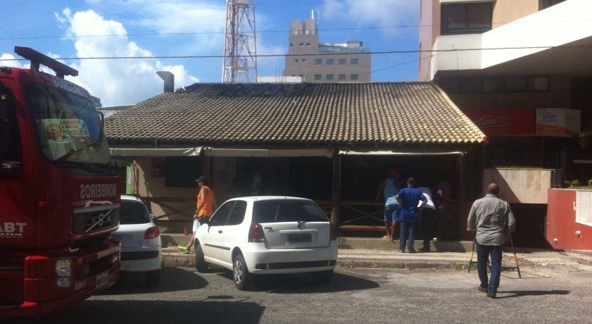 Bombeiros debelam incêndio que atingiu o teto do bar Pantaneiro, na Pituba